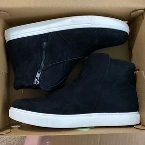 IZOD Memory Foam Mila Sneakers in Black